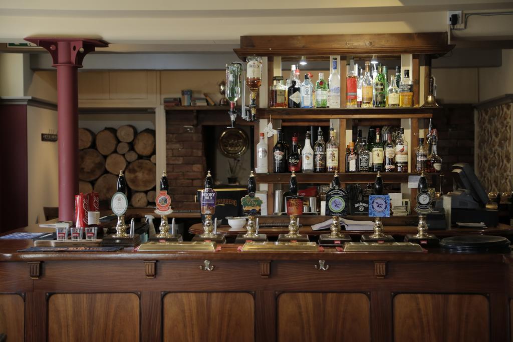 Hanmer Arms Экстерьер фото