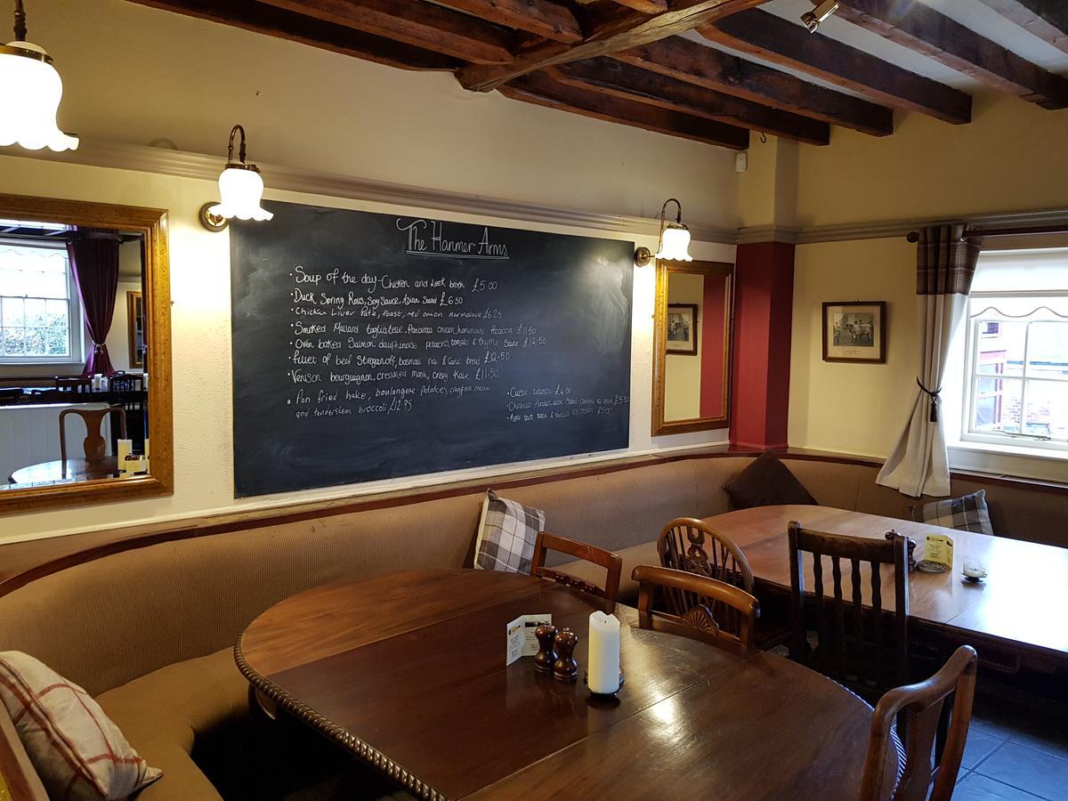 Hanmer Arms Экстерьер фото
